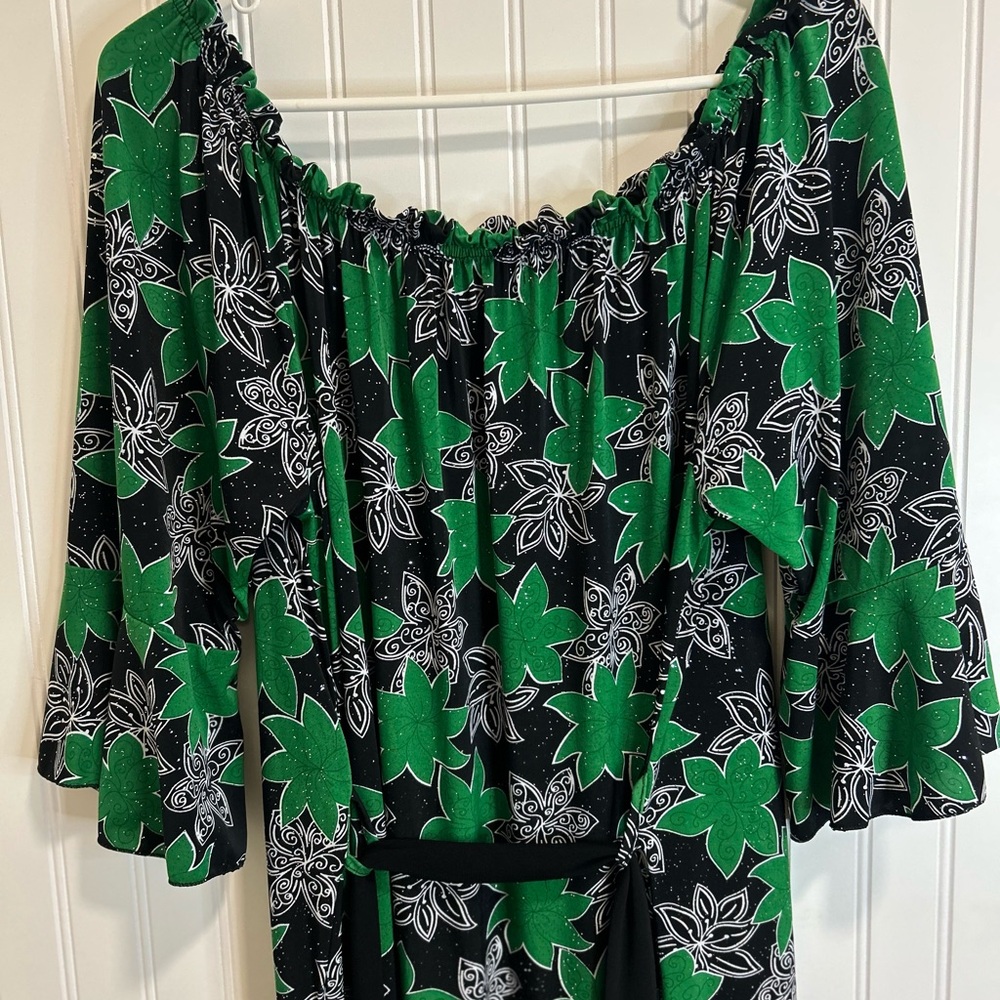 Elegant Floral Long Sleeve Dress in Black and Green floral . - Picture 5 of 14